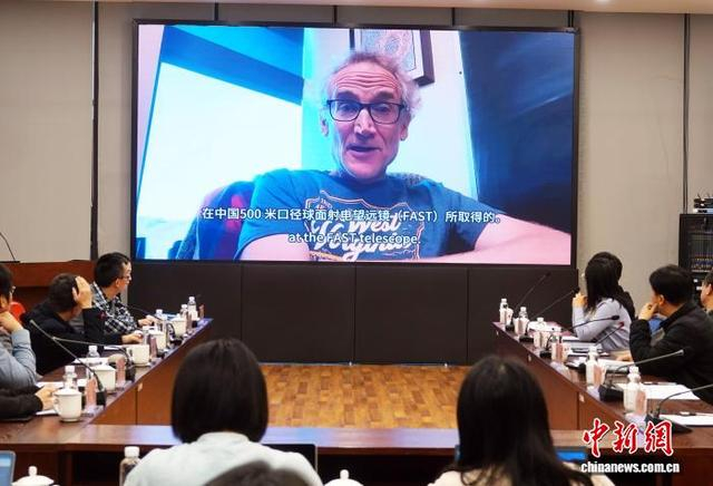 1月16日，快速射电暴发现者、美国西弗吉尼亚大学物理学与天文学系教授邓肯·洛里默通过视频点评成果。中新网记者 孙自法 摄