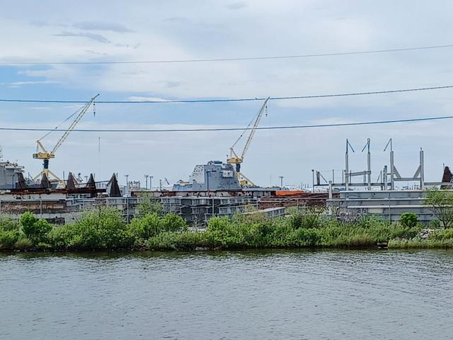 林登·B·约翰逊号进入英格尔斯造船厂