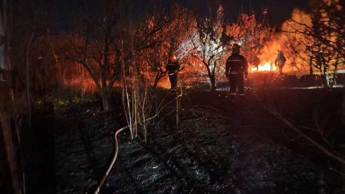 现场明火伴随浓烟不断扩散。密云消防供图