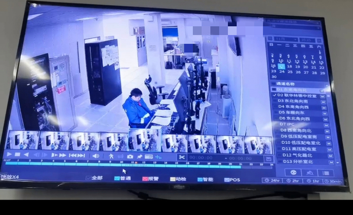 消防中控室内只有一人在岗值班。经开区消防供图