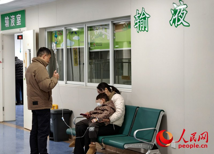 江西南昌一家儿童专科医院内，家长陪护患儿输液。人民网记者 时雨摄