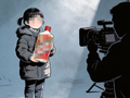 小女孩花50元在跳蚤市场淘到名酒？人民日报：荒诞摆拍 歪风当刹