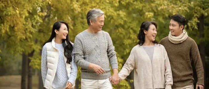 老太太退休金2.2万，每月给儿子2万，饭桌上儿媳突然说：妈，以后给8千就行。儿子却掀翻了桌子！