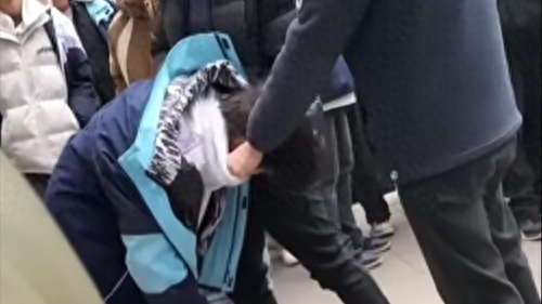 重庆市垫江县一名中学生因拒绝剪发，遭老师当众按在地上强制剪发