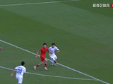 王钰栋禁区内倒地，裁判示意比赛继续