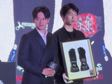 周冠宇F1首秀手套慈善拍卖12万元助力特殊儿童