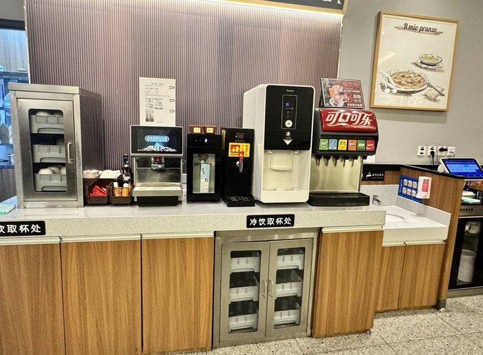 萨莉亚自助饮品区  虎嗅摄