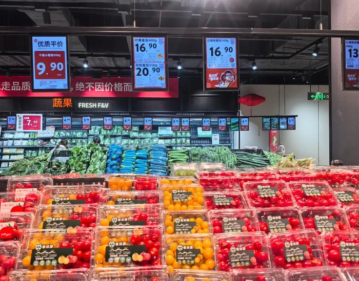 2026年1月15日，北京某商超内在售的不同品种西红柿。 新华社记者韩佳诺 摄