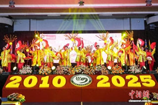 图为庆典开幕式上，红溪礼示大学艺术团成员表演歌舞节目。 记者 张兴龙 摄