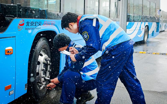 北京公交集团保修分公司职工对车辆进行检修。马振涛 摄