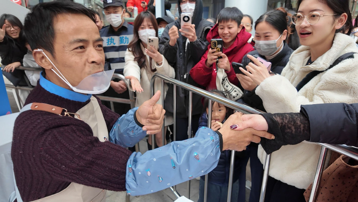 “鸡排哥”李俊永在慈溪“巡炸”现场与消费者互动。新京报贝壳财经记者俞金旻 摄