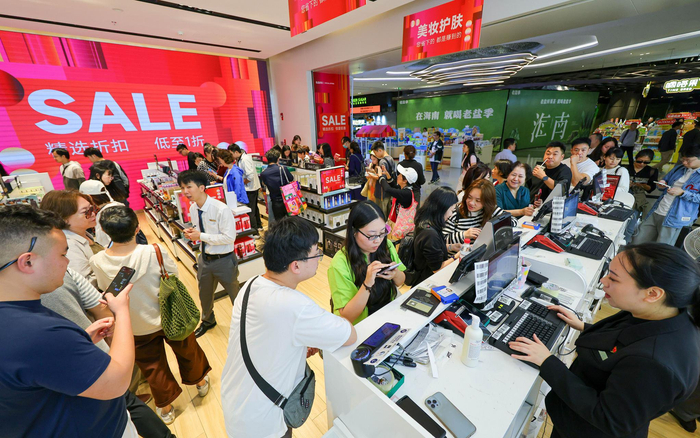  2025年12月19日，顾客在cdf海口国际免税城排队买单。图/IC photo