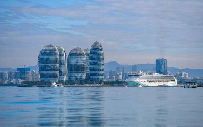  2025年11月，“挪威奋进”号邮轮靠泊三亚凤凰岛国际邮轮港。图/IC photo