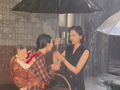 短剧演员吐槽剧组让婴儿一直淋雨：孩子被雨淋了好久，哭得撕心裂肺，据悉该场戏婴儿片酬仅800元