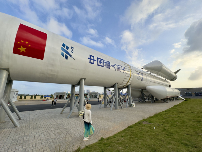 2025年12月，海南文昌，游人打卡航天科普中心。图/IC photo