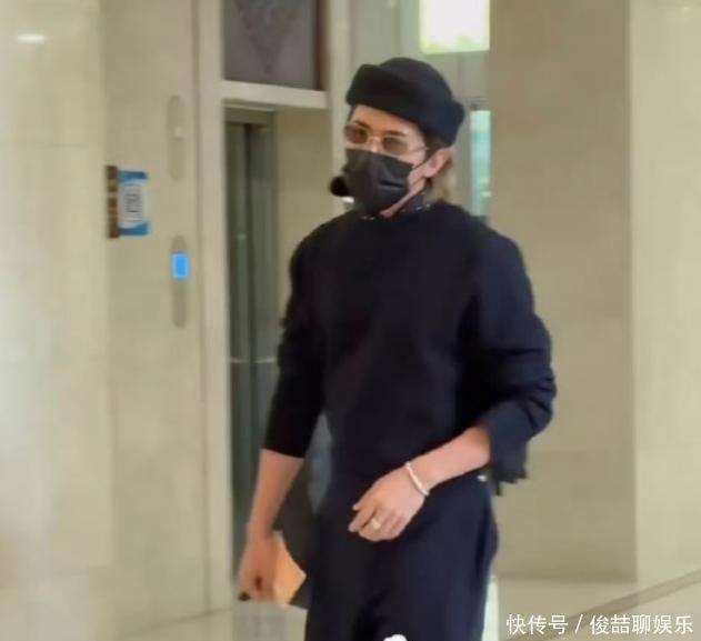  更深远的意义在于，蔡徐坤的回归路线，展现了新一代顶流明星面对危机时的一种新选择——他没有急于通过卖惨博取同情，也没有依赖流量去炒作热度，而是选择退回到创作者的身份，以自己的专业能力为依靠，在风波过后重新审视自己，重建秩序。他的第一面并不是一个灿烂的笑容或者光鲜的营业照，而是一个满身汗水的背影和咬紧牙关的瞬间，这正是最真实的偶像模样：脆弱却不退缩，沉默却蕴含力量。当聚光灯再次亮起，人们或许期待的不仅仅是他华丽的舞台表现，而是一个经过洗礼后，变得更加清醒和坚定的蔡徐坤。他用实际行动证明了：真正的重启，不需要华丽的辞藻，只需要站在排练厅中央，对着世界说一句——再来一遍。而这，便是2026年最动人的开场。