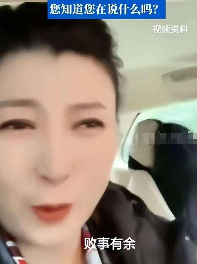  其实，闫学晶翻车的根本原因，还是她忘记了初心。作为一名国家一级演员，她本应凭借自己扎实的演技赢得尊重，却沉迷于虚假的人设包装，最终为自己的言行所反噬。这也为所有公众人物敲响了警钟：观众能接受艺人赚钱，但不能容忍欺骗和傲慢。真正的艺术家，永远是凭借真实的才华和人品赢得观众的喜爱。就像她的老搭档冯巩，虽然拥有千万粉丝，但依然保持平易近人的姿态，演出后与观众握手，住老小区、穿平价衣物，这才是一个真正老艺术家的模样。