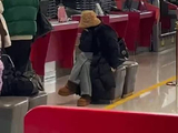 有网友拍到的王楚然机场路透，@-王楚然- 困到坐在箱子上也要闭目养神一会儿