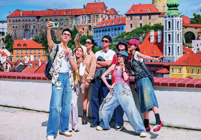 2025年，龚俊（左一）参加综艺节目《花儿与少年·同心季》。（芒果TV供图）