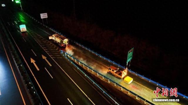 图为除雪设备在高速公路作业中。河南省交通运输厅供图