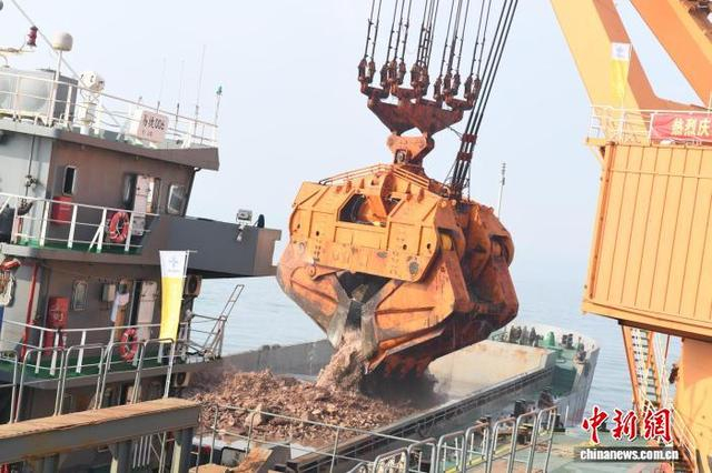 图为超大型抓斗式挖泥船“金广”轮施工作业现场。林浩 摄