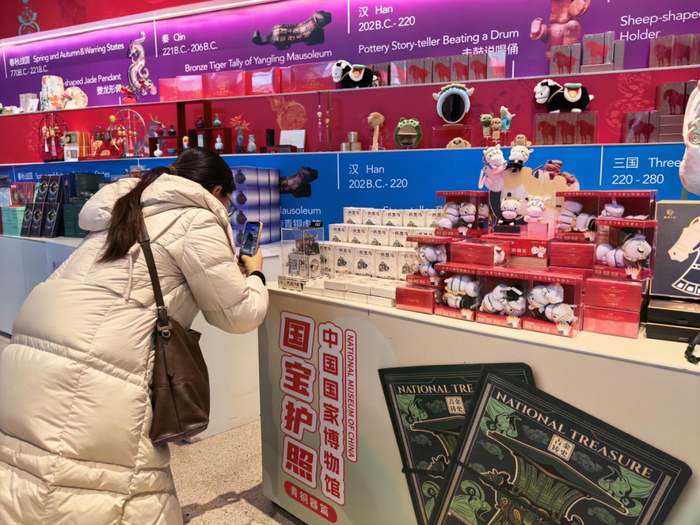 图为消费者在中国国家博物馆文创店内拍摄“一匹黑马·DIY拼装翻页炫光万年历”。 闫 利 摄