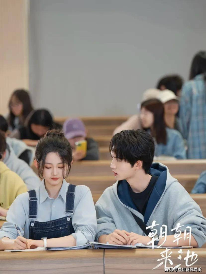 李柯以圆圆的脸还有些婴儿肥，拍这种校园剧确实不错印象最深刻的就是她的精灵耳了，这部剧14号就要上线了，看样子李柯以也得火一阵子了。