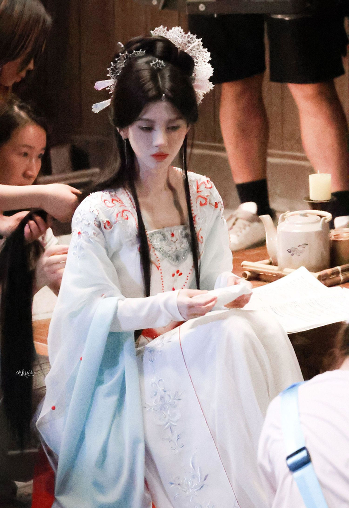 250831 鞠婧祎新剧引发粉丝热烈期待,古装造型与演技获