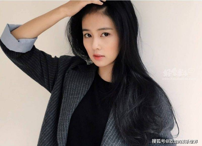 白鹿学历虽然低，但是在娱乐圈却没什么的，因为明星们的学历普遍的都不是很高的，像最近很火的徐凯也是中学毕业的，他中学毕业之后也是当的模特，有了资源之后才开始爆红的，不过这是以前了，现在没有学历如果想要红的话是很难的，因为那时候缺演员，现在不缺演员了，而且大部分都是本科毕业的，竞争力很大。