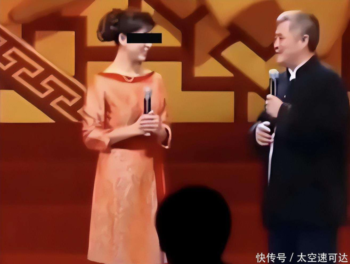  这一波舆论风波直接影响了闫学晶的商业价值。她所代言的一款调料品牌遭遇了巨大压力，被网友纷纷抵制。品牌方也因此赶紧出来声明，表示以后再也不会在产品包装上使用她的形象了。由于这一事件，产生的包装废弃和生产线停工的损失，还要追讨她的赔偿。而她代言的另一品牌，也不得不发布公告，表示正在评估是否继续与她续约。 最终，大家反感的并不是明星的高收入，而是那种已经远离普通人生活、却依然不自知的态度——何不食肉糜。从基层一步步走出来的演员，虽然收获了名气和财富，但千万不要忘记自己最初的那份谦逊与对普通人生活的理解。这次账号被禁，既是闫学晶个人的教训，也是对所有公众人物的提醒：水能载舟，亦能覆舟，观众才是你永远的衣食父母。