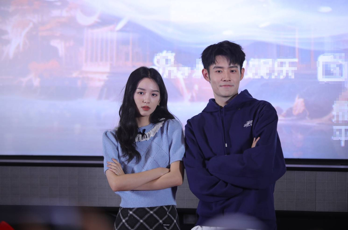 惩罚环节，王星越大秀腹肌，彭楚粤深情献唱，张逸杰也一展歌喉并尝试胸肌夹饼干，现场氛围十分欢乐融洽。