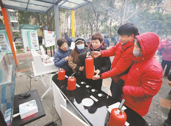            市消防救援总队联合多部门开展消防安全知识宣传活动 本报记者  张龙  摄          