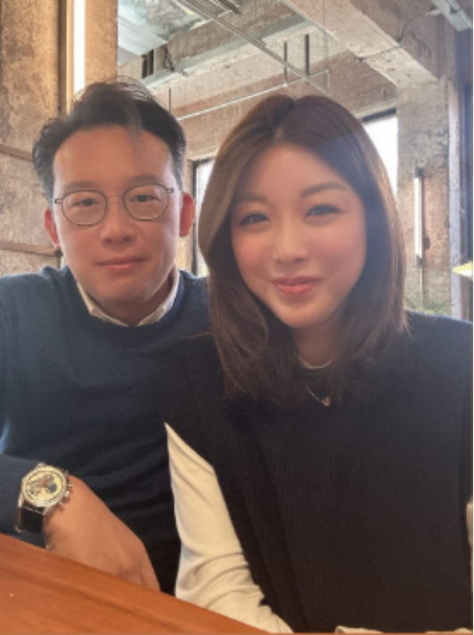 香港女星宣布离婚不足两月,火速搭上霸道总裁,曾患上躁郁症|胡家慧|胡家惠|邱仲平|男友|女儿_新浪娱乐_新浪新闻