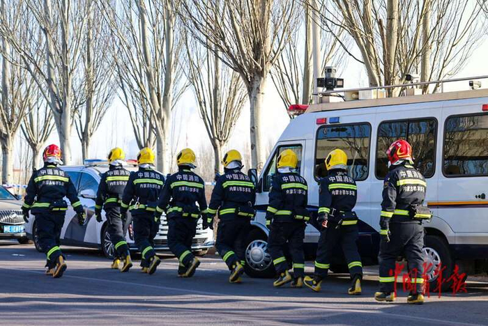 多图直击包钢板材厂爆炸事故后的24小时|中青报·中青网|石佳|事故现场|医院|内蒙古包钢医院_新浪新闻
