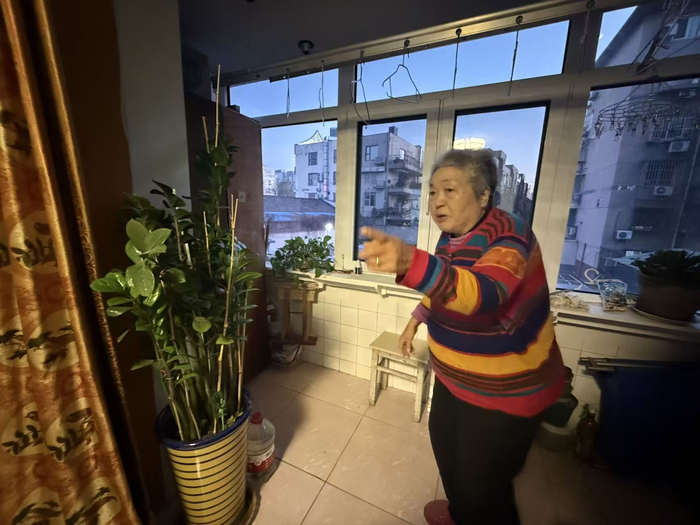 云景里小区改造时，工人师傅给刘改云家阳台的侧窗台做了加宽设计，让老人的花花草草有了新家。新京报记者 王子诚 摄