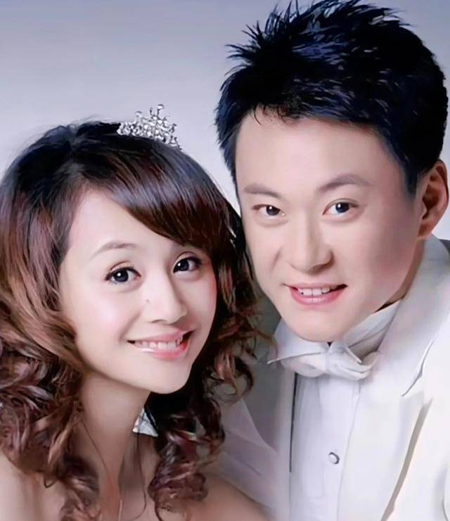 王梓涵这个孩子既可爱又富有才华，他凭借自身的容貌和气质赢得了无数人的喜爱。他们的母子关系是充满爱和欢乐的典范，也是值得学习和借鉴的榜样。我们祝福他们新年快乐，幸福美满！