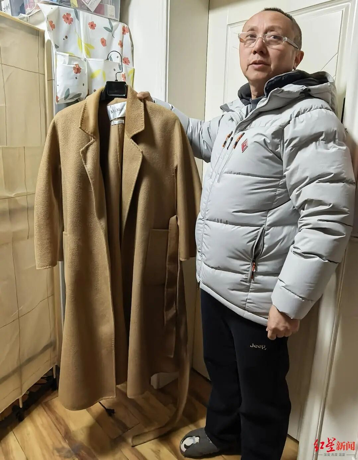 ▲李先生为家人买的大衣