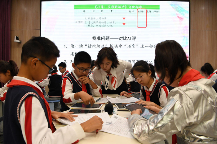 在北京一小学语文公开课上，老师借助AI评改指导学生 马宁 摄
