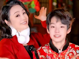 49岁曹颖晒和13岁儿子的拜年视频,母子二人都是高颜值同框好温馨