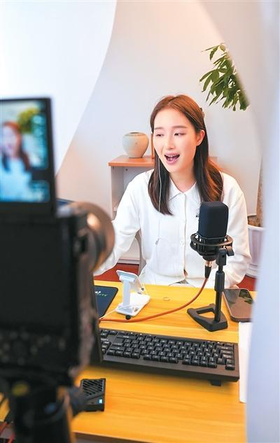 美声女高音朱琳直播中。宁波市演艺集团供图
