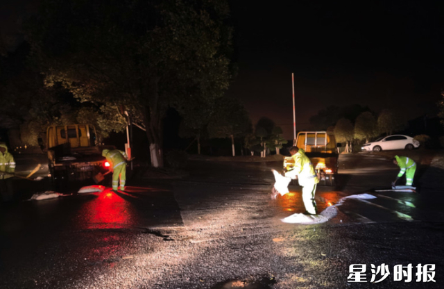 长龙街道对辖区桥梁、坡道、风口、学校周边等易结冰路段提前进行撒盐作业。长龙街道供图