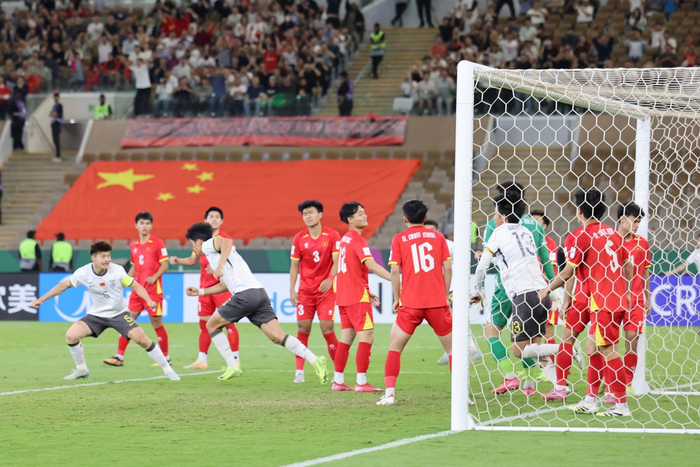 中国队球员彭啸（前左二）在进球后庆祝