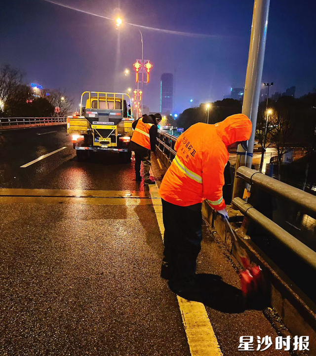 城管工作人员扫清路障。㮾梨街道供图