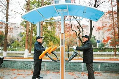 江苏省如皋市如城街道秀水社区，老人在使用智能体育设施健身。徐 慧摄（人民视觉）