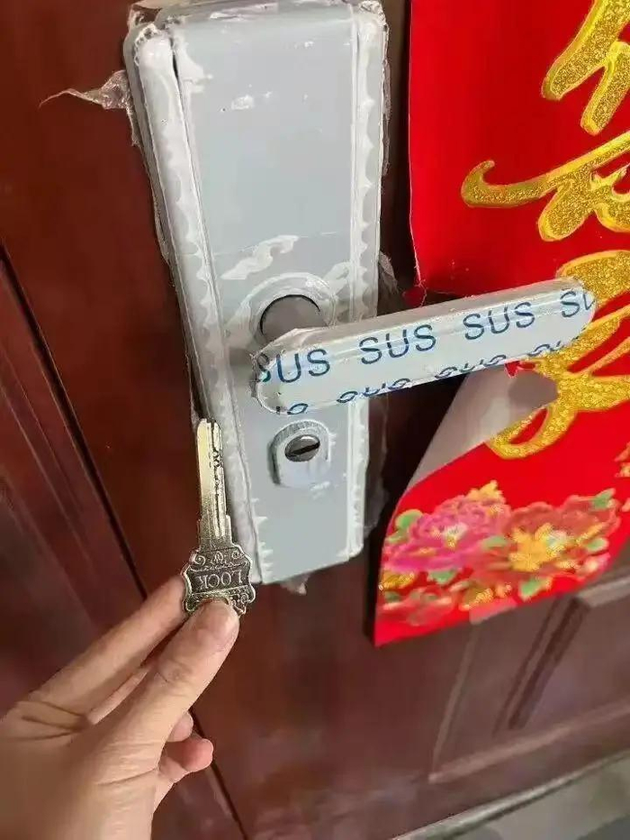 ▲聂女士更换后的新门锁 据大河报