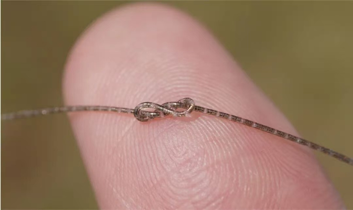 柔软的“纤维芯片”在手指上打结。受访团队供图