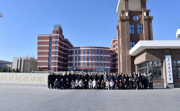 在学校东门举行挂牌仪式