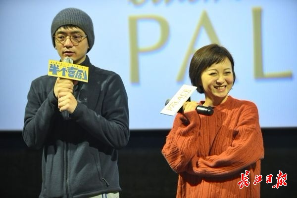 《半个喜剧》编剧兼导演周申（左）、刘露 记者苗剑 摄