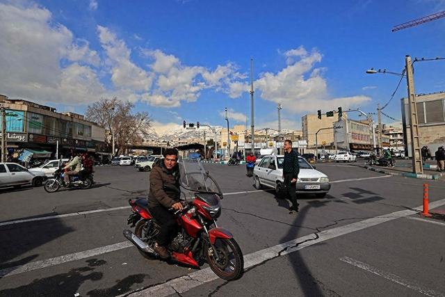 当地时间2026年1月21日，伊朗德黑兰，通勤者穿梭于繁忙的道路交叉口。视觉中国 图