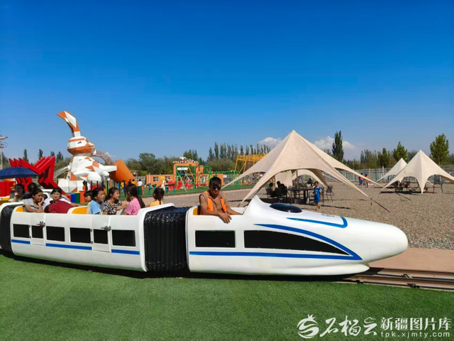 2025年8月6日，在乡村振兴示范村库车市乌恰镇甬库振兴村兔小兔运动乐园，孩子们在开心玩耍。王红丽摄